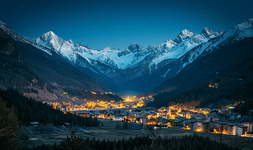冬季山摄影照片_阿尔卑斯山的山村在晚上