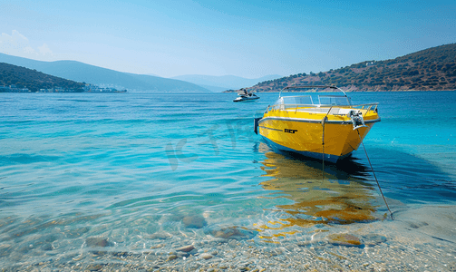 土耳其博德鲁姆平静的蓝色大海上配有摩托艇的黄色摩托艇