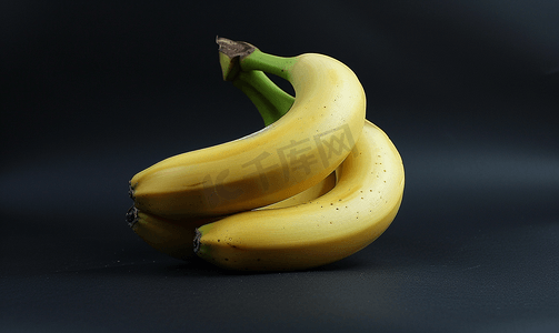 黑色背景中突显出一大串漂亮的香蕉
