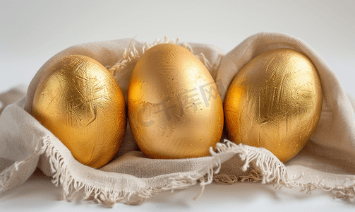 三个金蛋被布包裹着