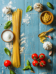 蓝色木质背景下的意大利面和烹饪原料