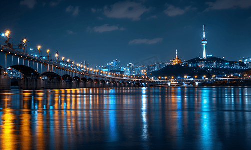 韩国首尔圣水大桥和南山塔的夜景