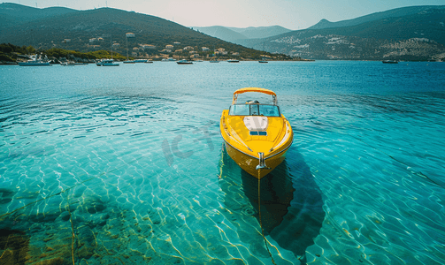 土耳其博德鲁姆平静的蓝色大海上配有摩托艇的黄色摩托艇
