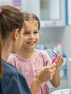 刷牙摄影照片_女医生指导儿童正确刷牙方式