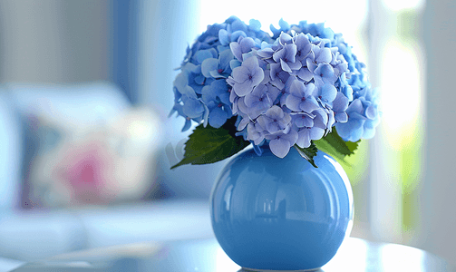 绿色电商首页摄影照片_蓝色光泽花瓶与绣球花室内装饰的特写