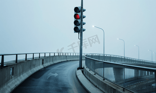 天寒降温注意保暖摄影照片_曲线混凝土桥上不允许位置的交通信号杆
