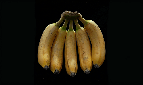 黑色背景上一大串漂亮的香蕉成熟的香蕉