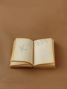 日记页面摄影照片_打开的空笔记本的顶视图封面由棕色背景的再生纸制成