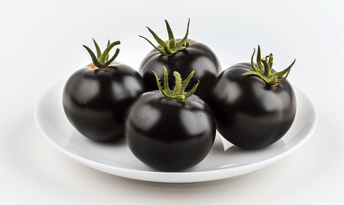 白色盘子里的黑色库马托番茄被孤立在白色背景上