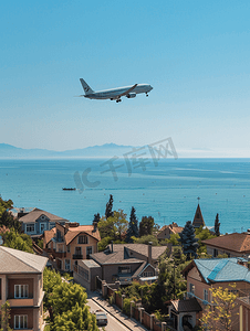飞机和建筑摄影照片_欣赏索契海岸的景色蓝天下有房屋和飞机