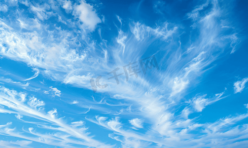 云卷云摄影照片_暴风雨前蓝天背景与大微小层云卷云条纹云