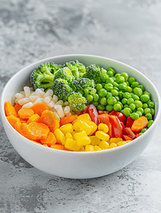 碗红色摄影照片_白碗中冷冻蔬菜的混合物