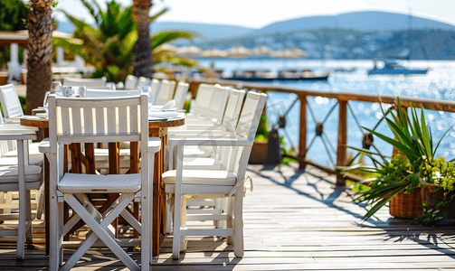 茶可以清心也摄影照片_餐厅外的阳台上摆放着椅子可以俯瞰土耳其博德鲁姆度假村