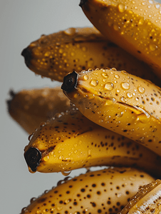 一大串漂亮的熟香蕉果皮上滴着水滴