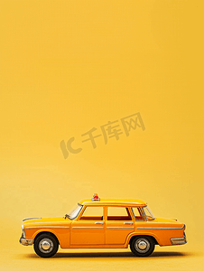 黄色背景的旧复古黄色玩具出租车带复制空间旅行概念
