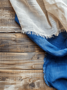 质朴木质背景上米色和蓝色布餐巾的特写
