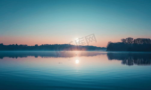 月亮夜晚背景摄影照片_湖面夜幕降临月亮和太阳