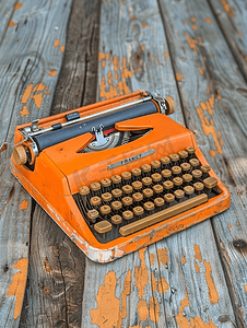 古董书籍摄影照片_木头上的橙色老式打字机