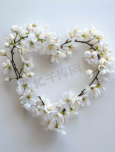 温柔的心形花环与白色的花朵