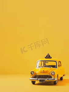 黄色背景的旧复古黄色玩具出租车带复制空间旅行概念