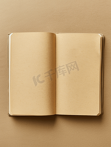 日记页面摄影照片_打开的空笔记本的顶视图封面由棕色背景的再生纸制成