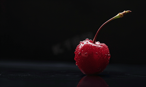 在剪辑摄影照片_成熟的樱桃浆果被孤立在黑色背景中