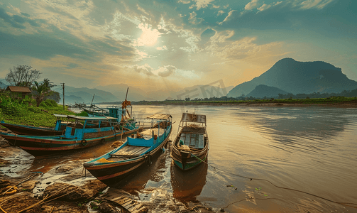 简笔斜线边框摄影照片_湄公河上的渔船