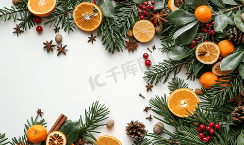 冬天水彩摄影照片_圣诞花卉小插图配有麦芽酒树枝、橙子和香料
