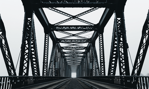 钢结构背景摄影照片_历史桥黑色钢结构