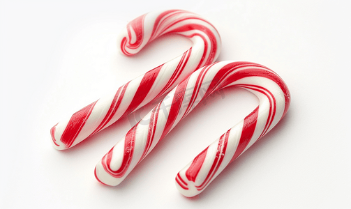 白色背景中的两根拐杖糖传统的圣诞糖果