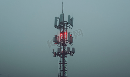 手机网络信号摄影照片_灰色背景的手机塔