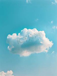 蓝光png素材摄影照片_蓬松的云朵漂浮在清澈的蓝天上