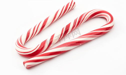 条纹白色红色摄影照片_白色背景中的两根拐杖糖传统的圣诞糖果