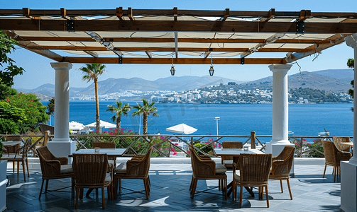 餐厅外的阳台上摆放着椅子可以俯瞰土耳其博德鲁姆度假村