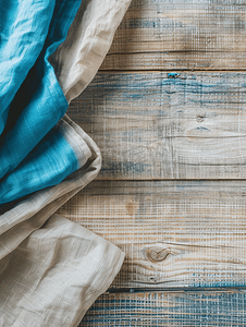 质朴木质背景上米色和蓝色布餐巾的特写