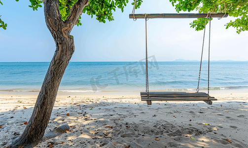 景观水摄影照片_泰国海滩上的木制秋千