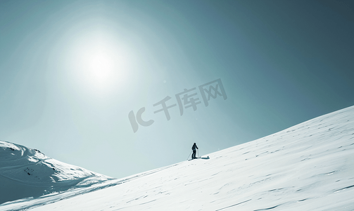 白西红柿摄影照片_自由式滑雪者下坡滑雪