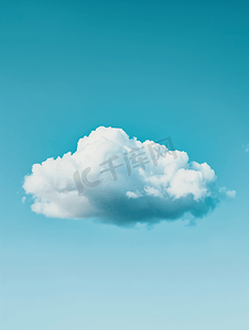 蓝光冷风摄影照片_蓬松的云朵漂浮在清澈的蓝天上