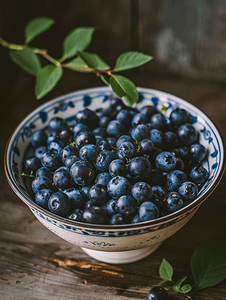 木桌上碗里的蓝莓