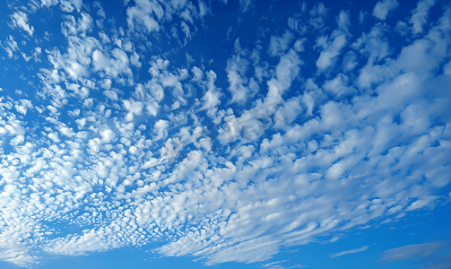 条纹背景蓝色摄影照片_暴风雨前蓝天背景与大微小层云卷云条纹云