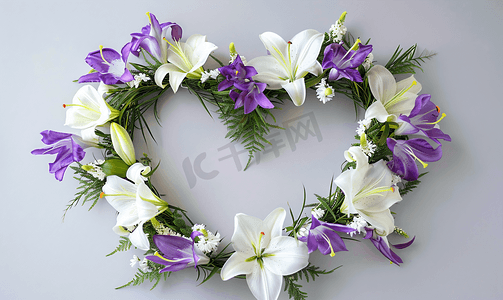 水彩花卉边框摄影照片_带白百合和紫罗兰小苍兰的热带心形花环