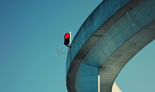 水库蓝色摄影照片_弯曲混凝土桥上的交通信号杆