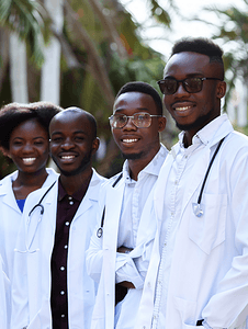 户外医科大学附近的一群非洲医生学生