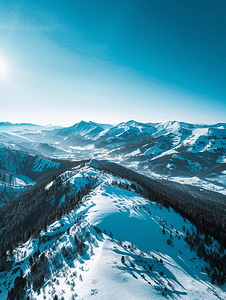 从无人机上空俯瞰雪山的壮丽景色