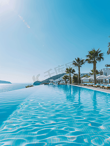 花园游泳池摄影照片_土耳其博德鲁姆地中海避暑度假酒店早晨的游泳池