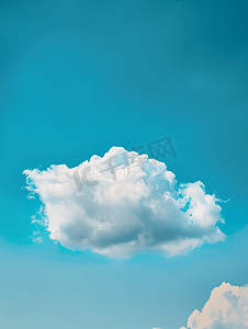 漂浮手绘钱币摄影照片_蓬松的云朵漂浮在清澈的蓝天上