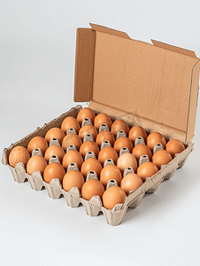 白色背景中装满新鲜鸡蛋的纸箱