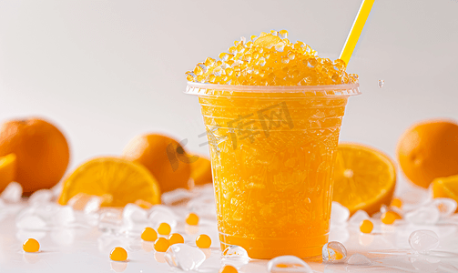 背景塑料杯中橙色的泥冰