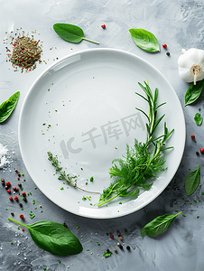 西餐陶瓷盘子摄影照片_空盘子周围放着绿色香草和香料
