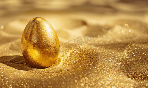 金色小彩带摄影照片_金蛋躺在金沙上